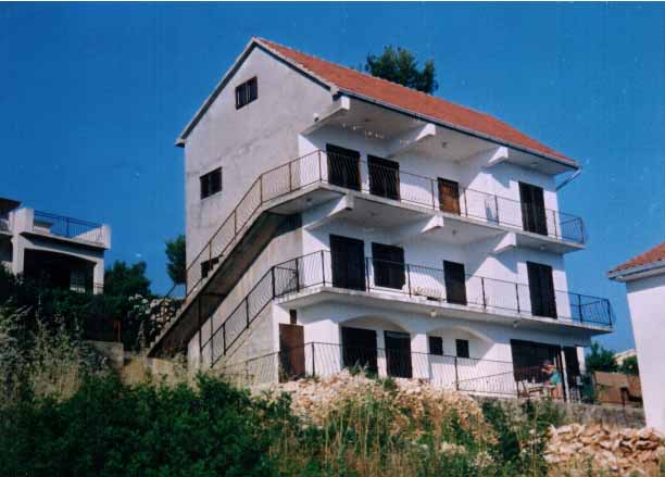 Villa sa apartmanima Arbanija